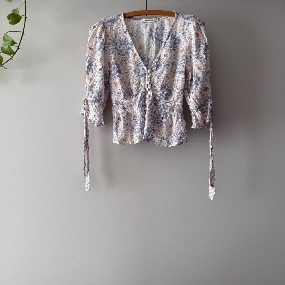 Abercrombie and Fitch floral top XS‎